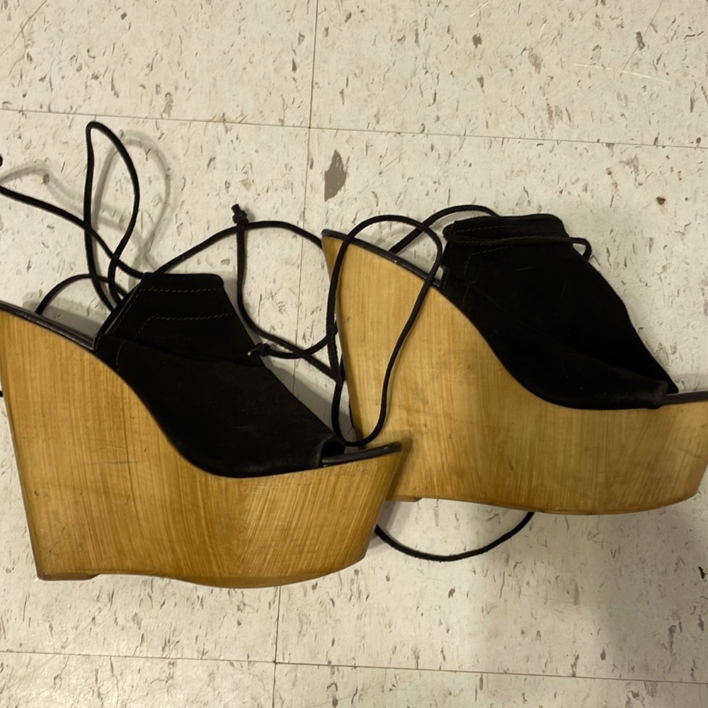 Wedge less heel shoes